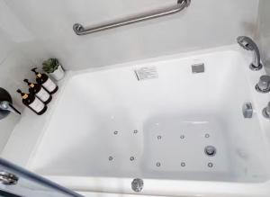 Emmas Place NAIA 2BR Condo Jacuzzi Suite Free Parking