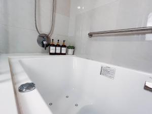 Emmas Place NAIA 2BR Condo Jacuzzi Suite Free Parking