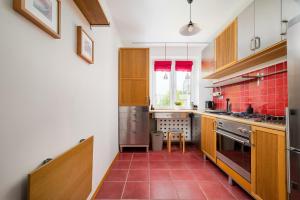 Metro Natolin Cozy Nest Apartment by BookingHost
