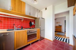 Metro Natolin Cozy Nest Apartment by BookingHost