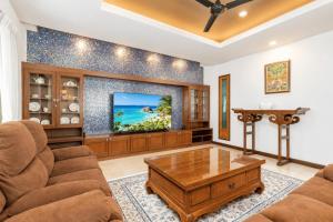 3BR Villa Mori Private Pool & Courtyard Near Chalong Pier