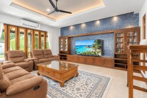 3BR Villa Mori Private Pool & Courtyard Near Chalong Pier