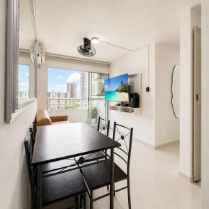 Apartamento Moderno Central cerca al Centro Historico y Playa, Balcon con Vista, Piscina, Gym, Aire Acondicionado, Lavadora, Cocina