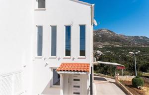 Gorgeous Apartment In Cavtat With Swimming Pool