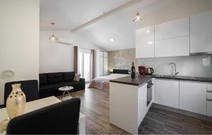 Gorgeous Apartment In Cavtat With Swimming Pool
