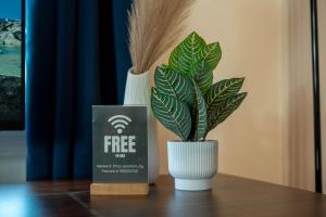 Lakeside Bungalow with Monitor & Fast WiFi