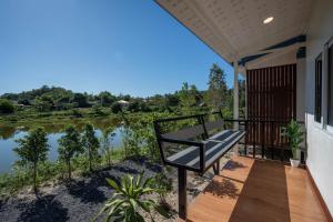 Lakeside Bungalow with Monitor & Fast WiFi