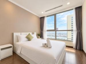 Stunning 2BR Landmark City Views & Comfort Netflix