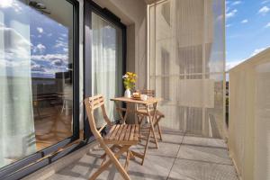 Modern Apartment with Parking and Balcony by Noclegi Renters