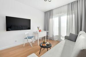 Modern Apartment with Parking and Balcony by Noclegi Renters