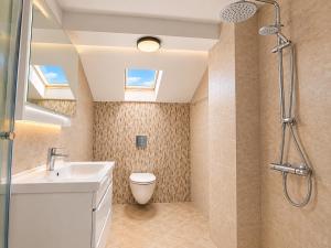 Spacious Central Apartment w Space for 6 Guests