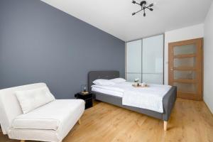 Przestronny Apartament z Miejscem do Pracy i Balkonem by Noclegi Renters