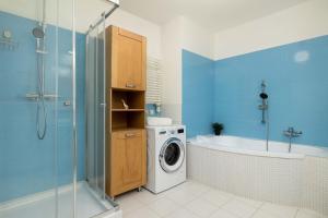 Przestronny Apartament z Miejscem do Pracy i Balkonem by Noclegi Renters