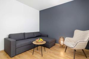 Przestronny Apartament z Miejscem do Pracy i Balkonem by Noclegi Renters
