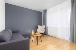 Przestronny Apartament z Miejscem do Pracy i Balkonem by Noclegi Renters