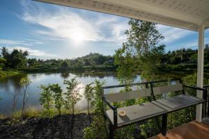 Lakeside Bungalow with Curved Monitor & Fast Wifi