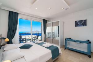 Villa with Sea View and Private Pool for Large Families