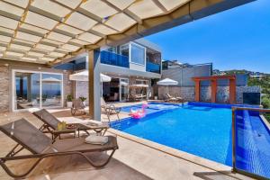 Villa with Sea View and Private Pool for Large Families