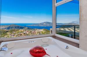 Villa with Sea View and Private Pool for Large Families