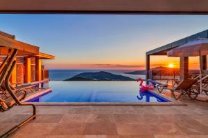 Villa with Sea View and Private Pool for Large Families