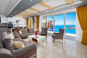 Villa with Sea View and Private Pool for Large Families