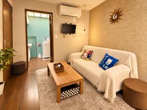 New Open! Oyasumi 家族旅館 難波5分 日本橋3分 駅3分 24h-Self-Checkin Family-Friendly with Kitchen and two toilets!