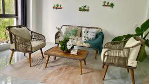 Vanessas Cozy TownHouse Hue - Scandi 3BR with Balcony & Free Car Parking