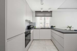 Modern Apartment with Two Parking Spaces near the Airport by Noclegi Renters