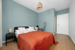 Modern Apartment with Two Parking Spaces near the Airport by Noclegi Renters