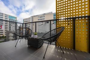 Modern Apartment with Two Parking Spaces near the Airport by Noclegi Renters