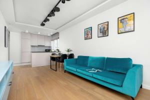 Modern Apartment with Two Parking Spaces near the Airport by Noclegi Renters