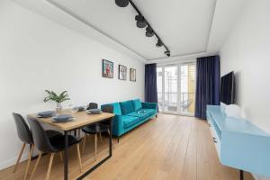 Modern Apartment with Two Parking Spaces near the Airport by Noclegi Renters