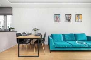 Modern Apartment with Two Parking Spaces near the Airport by Noclegi Renters