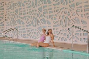 Waterlane Island Suites - Pool, Gym & Rooftop Terrace with Private Jacuzzi by Downtown Apartments