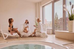 Waterlane Island Suites - Pool, Gym & Rooftop Terrace with Private Jacuzzi by Downtown Apartments