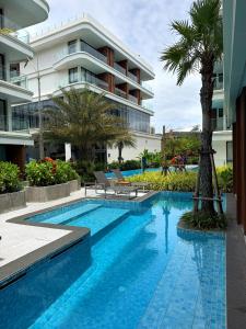 Sunshine Two Bedroom Pool Access Apartment