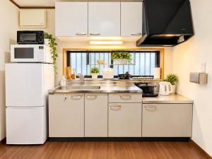 New Open! Oyasumi 家族旅館 難波5分 日本橋3分 駅3分 24h-Self-Checkin Family-Friendly with Kitchen and two toilets!