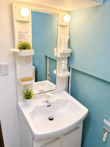 New Open! Oyasumi 家族旅館 難波5分 日本橋3分 駅3分 24h-Self-Checkin Family-Friendly with Kitchen and two toilets!