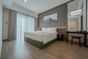 Residence on Opus Bay - Balmoral Tower Hotel