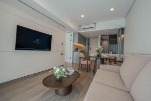 Residence on Opus Bay - Balmoral Tower Hotel