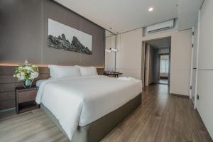 Residence on Opus Bay - Balmoral Tower Hotel