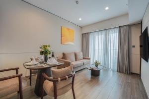 Residence on Opus Bay - Balmoral Tower Hotel
