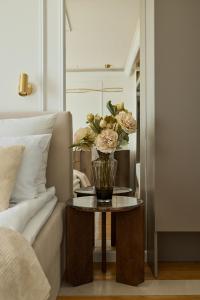 Waterlane Island Suites - Pool, Gym & Rooftop Terrace with Private Jacuzzi by Downtown Apartments