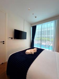 Sunshine Two Bedroom Pool Access Apartment