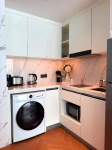 Sunshine Two Bedroom Pool Access Apartment