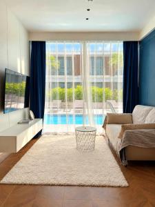 Sunshine Two Bedroom Pool Access Apartment