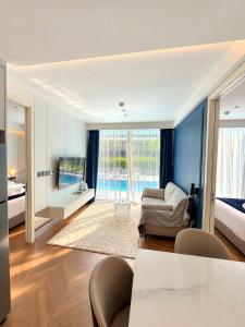 Sunshine Two Bedroom Pool Access Apartment