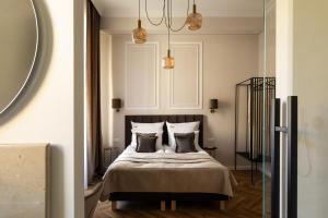 OLD TOWN Charm & Chic with Private Hydromassage Hot Tub by Downtown Apartments
