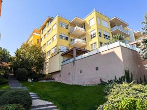 Spacious Apartment with Balcony - Private Garage Parking