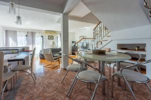 Hundefreundliches Ferienhaus nur 730 Meter zum Strand mit Meerblick, Grill, Parkplatz